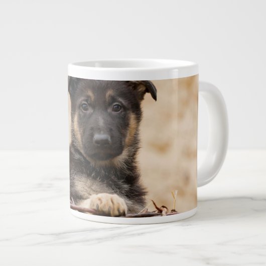 ドイツの羊飼いの子犬が籠に入っている ジャンボコーヒーマグカップ (正面右)