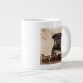ドイツの羊飼いの子犬が籠に入っている ジャンボコーヒーマグカップ (正面右)