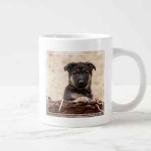 ドイツの羊飼いの子犬が籠に入っている ジャンボコーヒーマグカップ