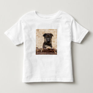 ドイツの羊飼いの子犬が籠に入っている トドラーTシャツ
