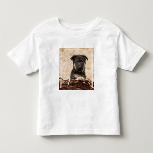 ドイツの羊飼いの子犬が籠に入っている トドラーTシャツ (正面)