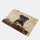 ドイツの羊飼いの子犬が籠に入っている ドアマット (アングル)