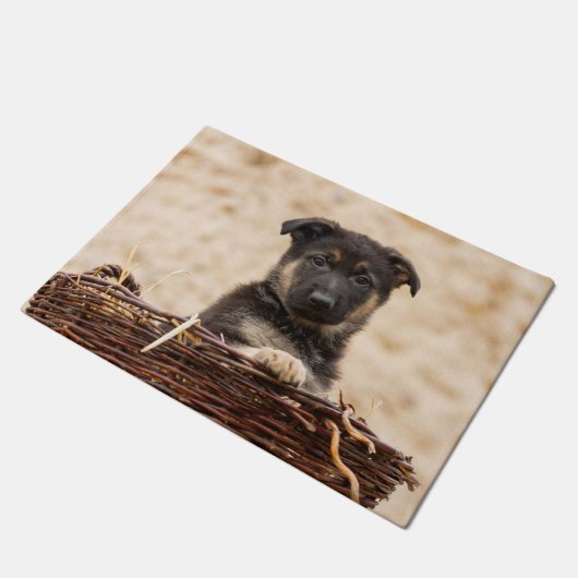 ドイツの羊飼いの子犬が籠に入っている ドアマット (アングル)