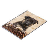 ドイツの羊飼いの子犬が籠に入っている ノートブック (左側)