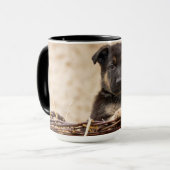 ドイツの羊飼いの子犬が籠に入っている マグカップ (正面左)