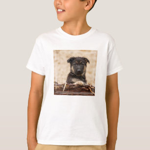 ドイツの羊飼いの子犬が籠に入っている Tシャツ