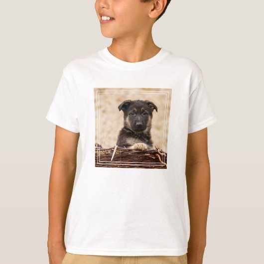 ドイツの羊飼いの子犬が籠に入っている Tシャツ (正面)
