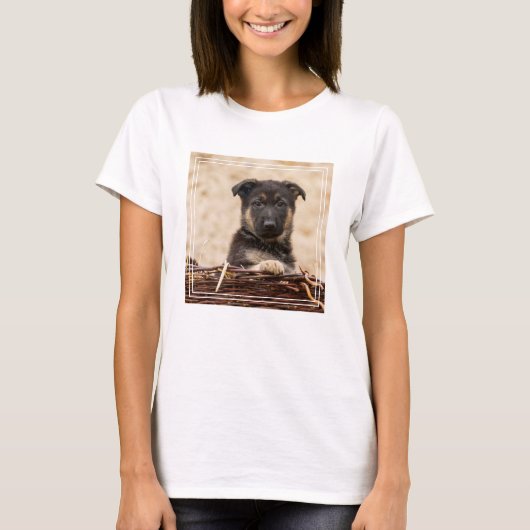 ドイツの羊飼いの子犬が籠に入っている Tシャツ (正面)