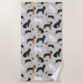 ドイツの羊飼いの骨と前足 ビーチタオル (正面)