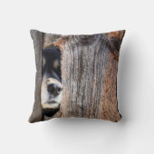 ドイツの羊飼いの鼻が塀を覗き込む クッション (裏面)