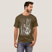 ドイツの羊飼いアメリカ合衆国国旗の犬の恋人 Tシャツ (正面フル)