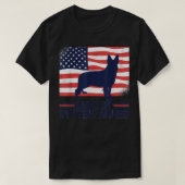 ドイツの羊飼いアメリカ国旗がシステムを武装して耳を傾ける Tシャツ (デザイン正面)