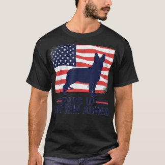 ドイツの羊飼いアメリカ国旗がシステムを武装して耳を傾ける Tシャツ