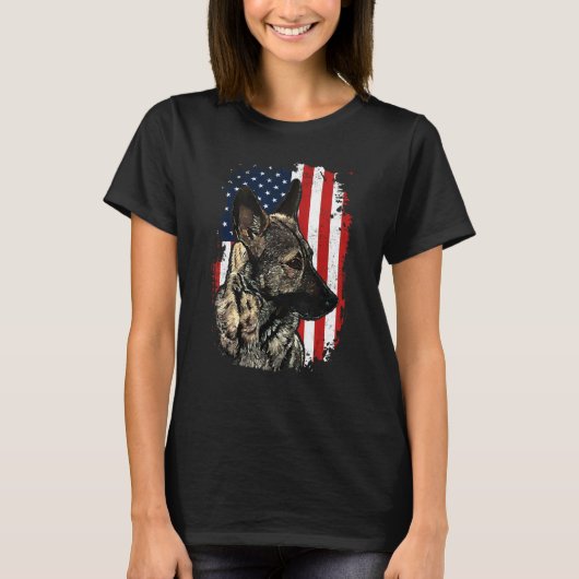 ドイツの羊飼いアメリカ国旗の愛国犬 Tシャツ (正面)