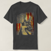 ドイツの羊飼いアメリカ国旗の犬のギフト男性の女性 Tシャツ (デザイン正面)