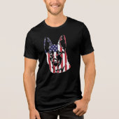 ドイツの羊飼いアメリカ国旗の犬愛好家 トライブレンドＴシャツ (正面)