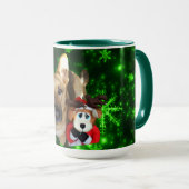 ドイツの羊飼いトイトナカイ緑の雪片 マグカップ (正面右)