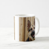 ドイツの羊飼い座る木柵 コーヒーマグカップ (正面右)
