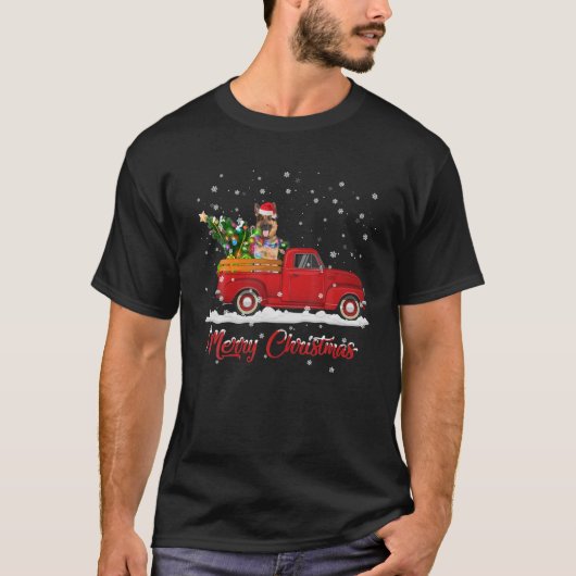 ドイツの羊飼い犬が赤いトラックのクリスマスに乗る Tシャツ (正面)
