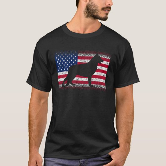 ドイツの羊飼い犬とアメリカ国旗7月4日 Tシャツ (正面)