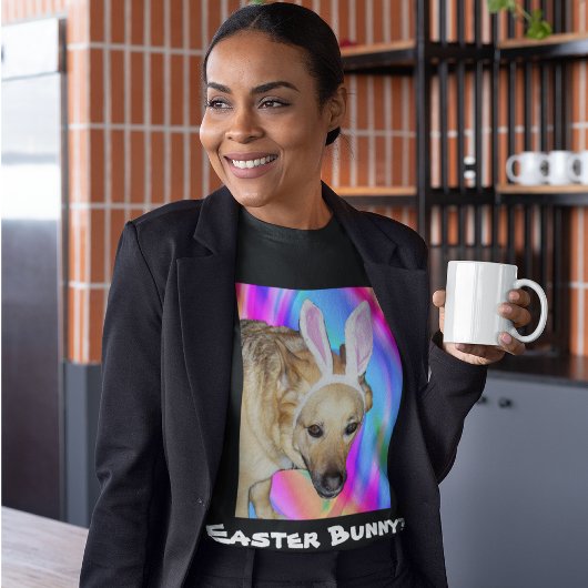 ドイツの羊飼い犬とイースターバニーダーク女性 Tシャツ