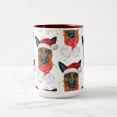 ドイツの羊飼い犬のパターンはクリスマスに星 ツートーンマグカップ (中央)