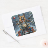 ドイツの羊飼い犬オートバイのクリスマスに乗る スクエアシール (封筒)