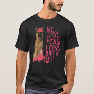 ドイツの羊飼い私の影は4本の脚と尾を持っている Tシャツ