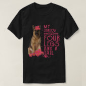 ドイツの羊飼い私の影は4本の脚と尾を持っている Tシャツ (デザイン正面)