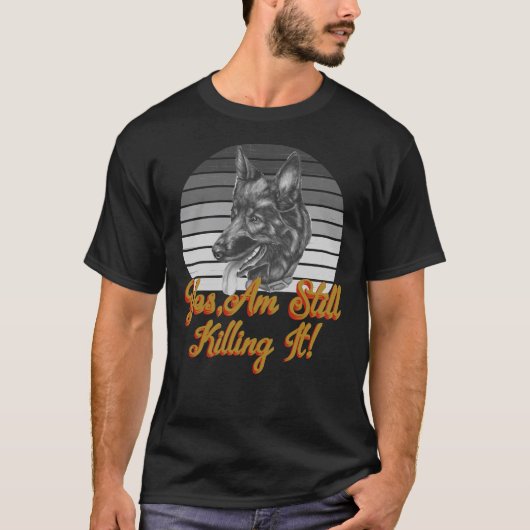 ドイツの羊飼いGsdレトロ日没まだ殺す Tシャツ (正面)