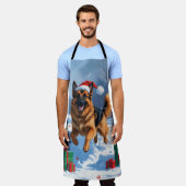 ドイツの走シェパードの雪とクリスマス帽子 エプロン (着用した状態)