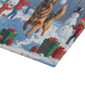ドイツの走シェパードの雪とクリスマス帽子 カッティングボード (角)