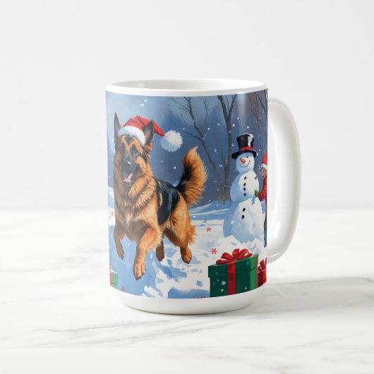 ドイツの走シェパードの雪とクリスマス帽子 コーヒーマグカップ (正面右)