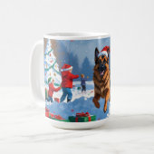 ドイツの走シェパードの雪とクリスマス帽子 コーヒーマグカップ (正面左)
