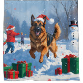 ドイツの走シェパードの雪とクリスマス帽子 シャワーカーテン (正面)