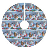 ドイツの走シェパードの雪とクリスマス帽子 ブラッシュドポリエステルツリースカート (正面)