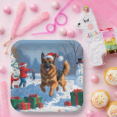 ドイツの走シェパードの雪とクリスマス帽子 ペーパープレート (パーティー)