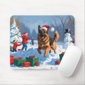 ドイツの走シェパードの雪とクリスマス帽子 マウスパッド (マウス)
