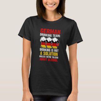 ドイツの飲み会でドイツの飲み物を飲む Tシャツ