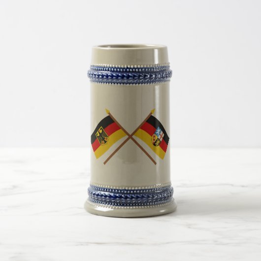 ドイツのundザールラント州Flaggenのgekreuzt ビールジョッキ (中央)