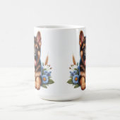 ドイツよくはしゃぐの羊飼い子犬と花 コーヒーマグカップ (中央)