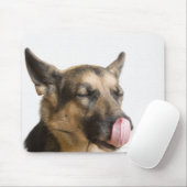 ドイツ人の羊飼いが鼻をなめる音を立てて閉じる マウスパッド (マウス)