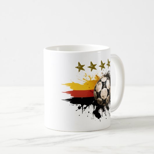 ドイツ国旗と四つの金の星を持つサッカーボール コーヒーマグカップ (正面右)