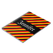 ドイツ国旗の色のストライプパターン+名前をカスタムする ノートブック (左側)