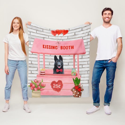 ドイツ羊飼い犬バレンタインデーキスをするス フリースブランケット (インサイチュ)