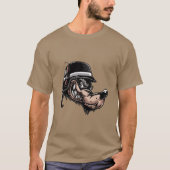 ドイツ軍ヘルメットにダイナマイトを持つ漫画の狼 Tシャツ (正面)