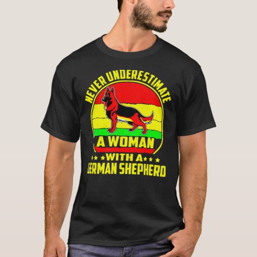 ドイツ・シェパードを持つ女性を決して過小評価するな Tシャツ (正面)
