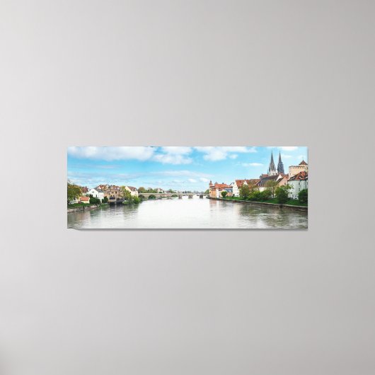 ドイツ、レーゲンスブルクの歴史的な旧市街 キャンバスプリント (正面)