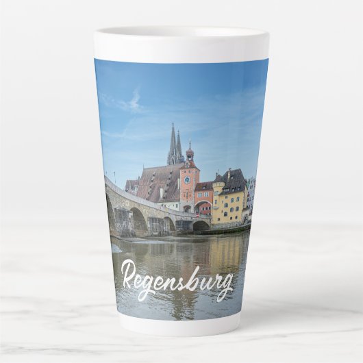 ドイツ、レーゲンスブルクの石橋 カフェラテマグ (正面)