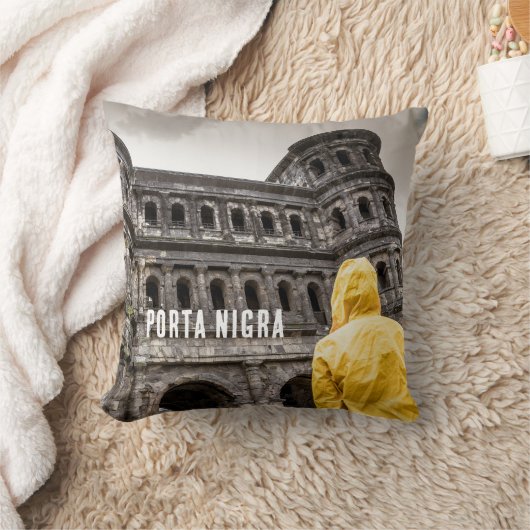 ドイツTrier Rhineland PalatinateのPorta Nigra クッション (ブランケット)